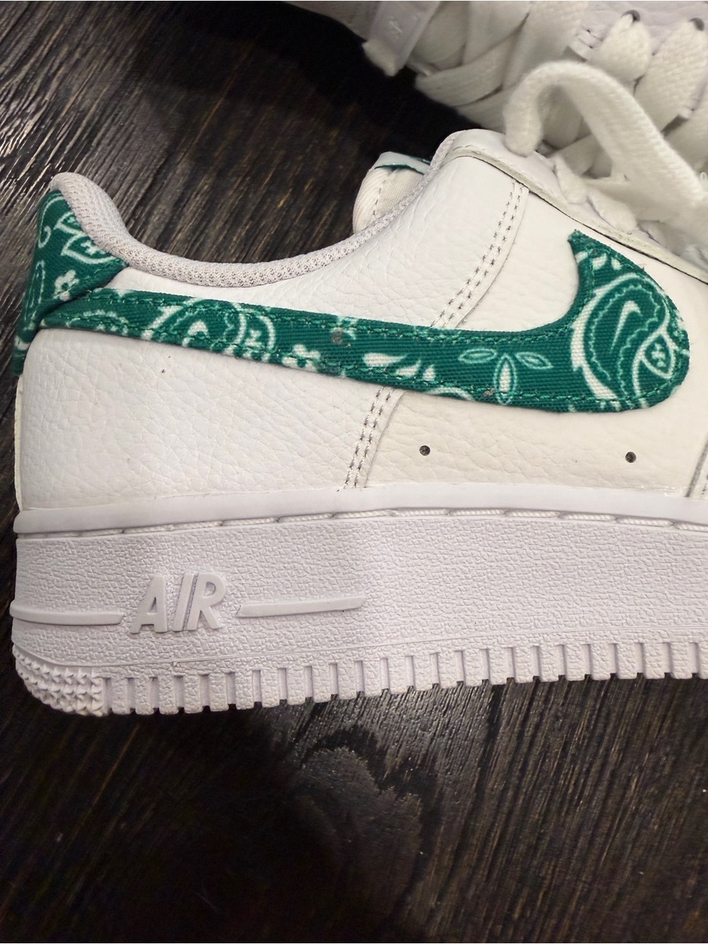 Women's Nike Air Force 1 Low '07 Essential Green Paisley size 7 - Picture 2 of 11